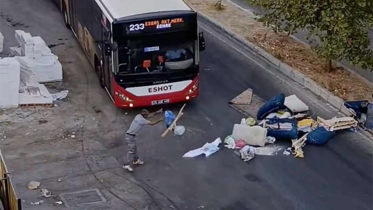 İzmir'de çöp sorunu bitmek bilmiyor...Halk canından bezdi! Sıradışı eylem görenleri şaşırttı