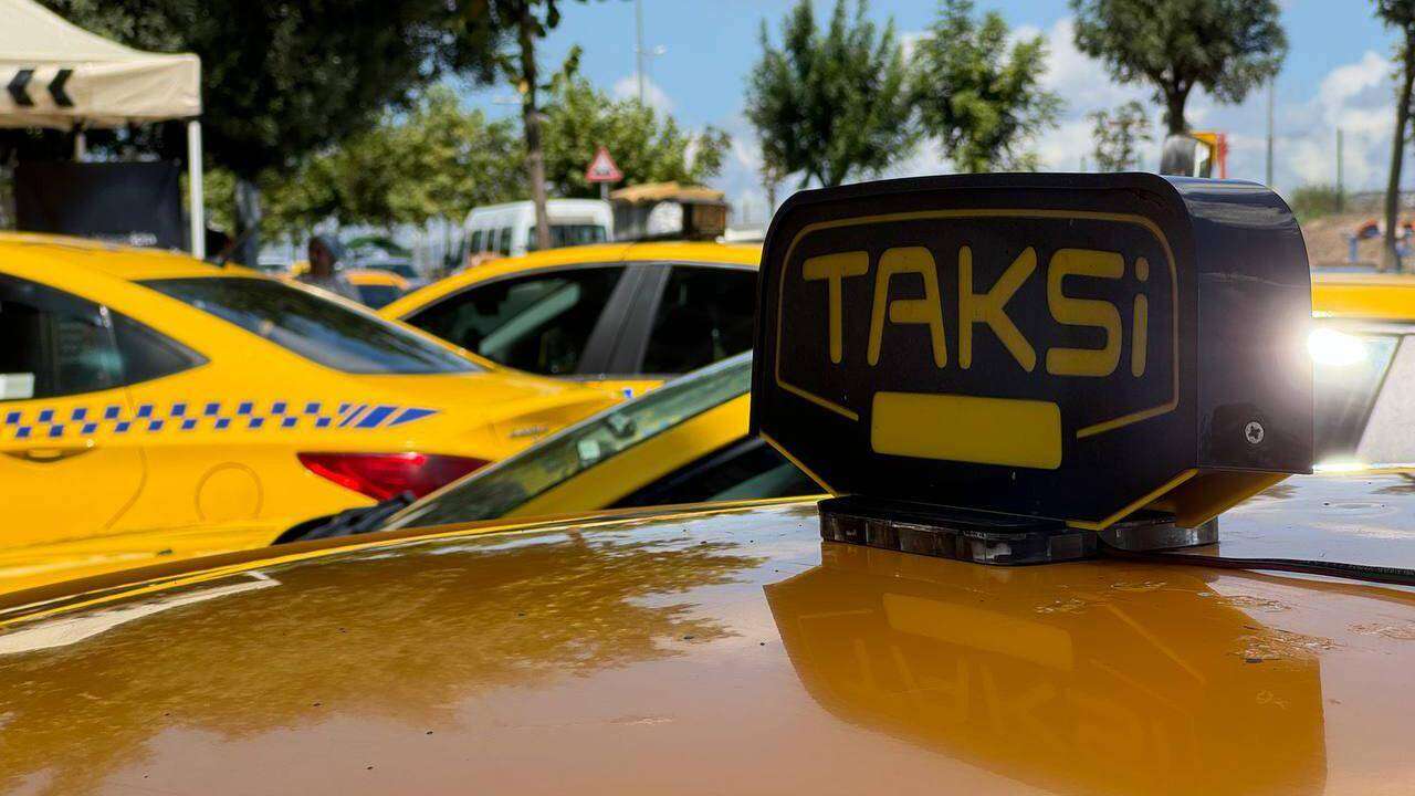 İzmir’de Taksiciler ile Turizmciler Arasında "Turist Yolcu" Polemiği Büyüyor