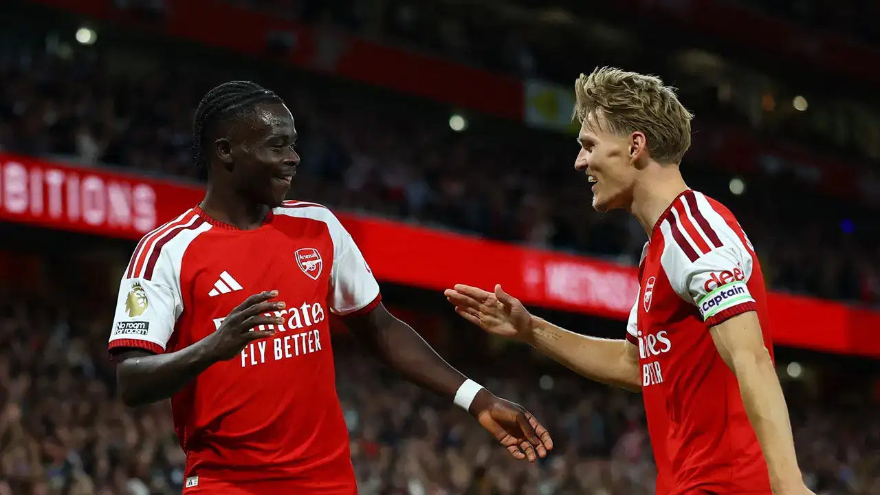 Son şampiyon Arsenal Premier Lig'e güle oynaya başladı