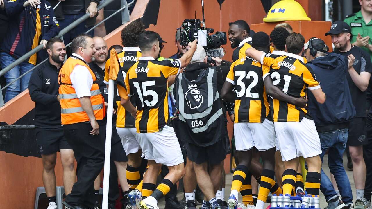 Acun Ilıcalı'nın Hull City'si Premier Lig'e tarihi zaferle başladı! Manchester United'ın fişini ilk yarıda çektiler