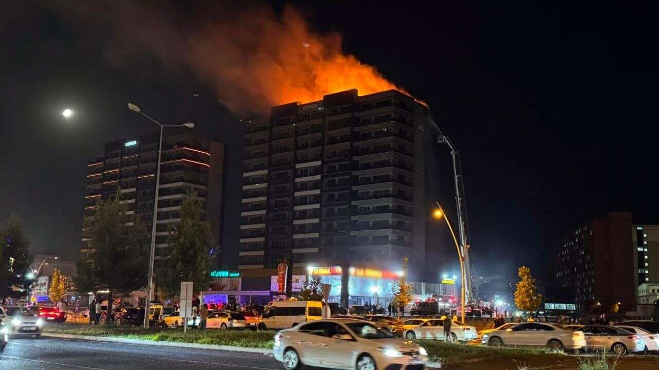 Diyarbakır'da bir plazada yangın çıktı! Ekipler müdahale ediyor