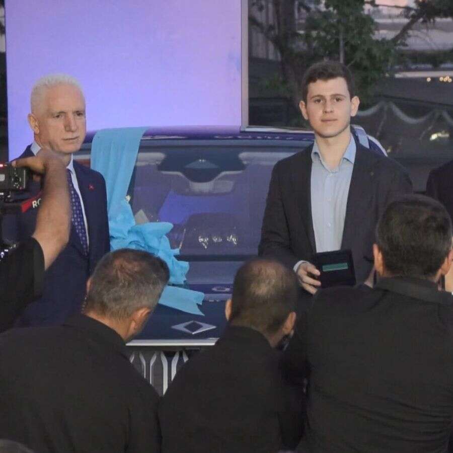 YKS şampiyonlarına dev ödül! Birinci olan 3 öğrenciye Togg jesti
