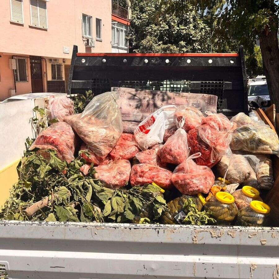 Antalya'da gıda deposunda skandal: Tarihi geçmiş 152 kilo et ele geçirildi!