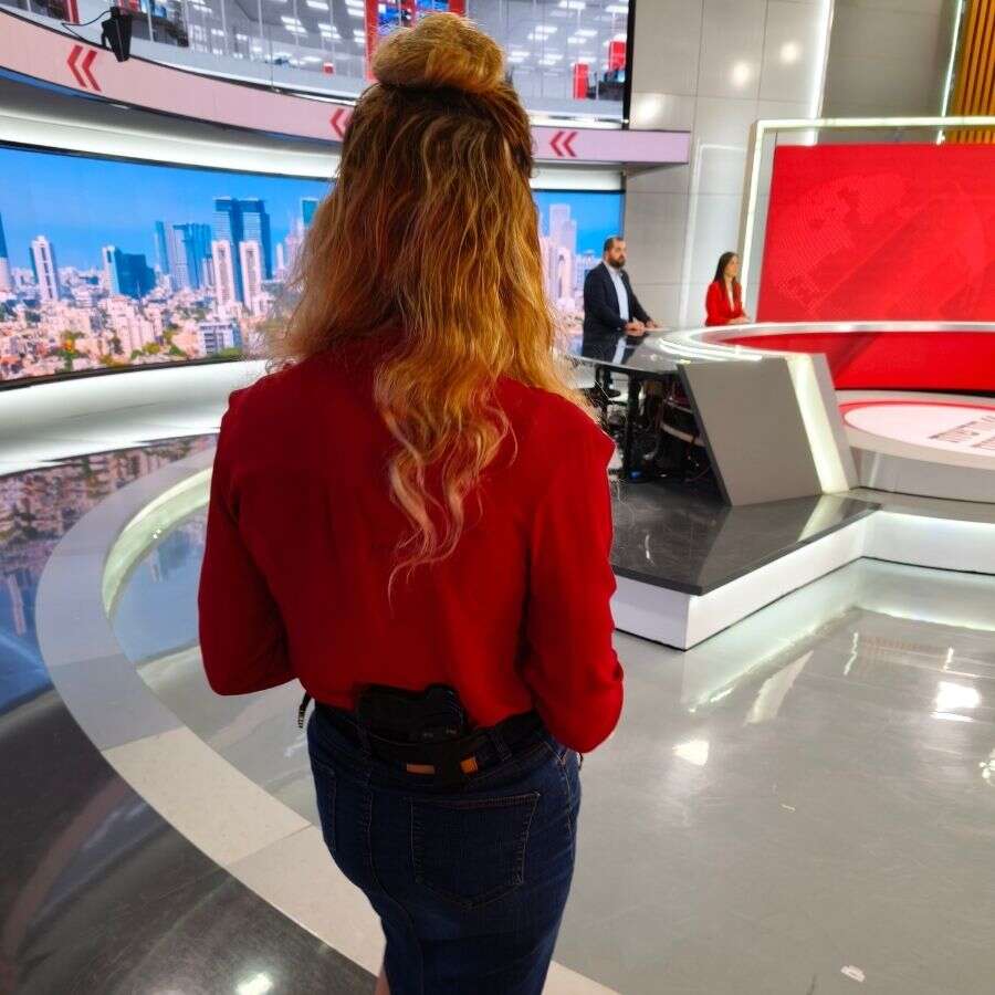 Kadın spiker canlı yayına silahla çıktı! Sosyal medya bunu konuşuyor