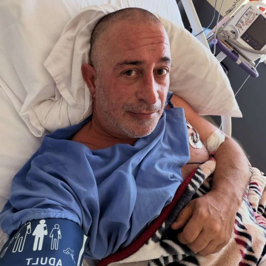 Cem Yılmaz'ın hastane fotoğrafında gizli detay: Kalp krizinin habercisi mi? Kulağında bu çizgi olanlar dikkat