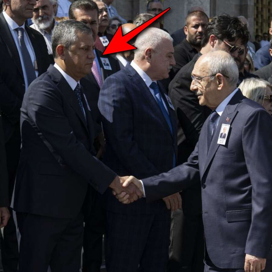 Karşılama sıcaktı ama sonunda soğuk rüzgarlar esti... Özgür Özel ve Kılıçdaroğlu uzun bir aranın ardından ilk kez tokalaştı!