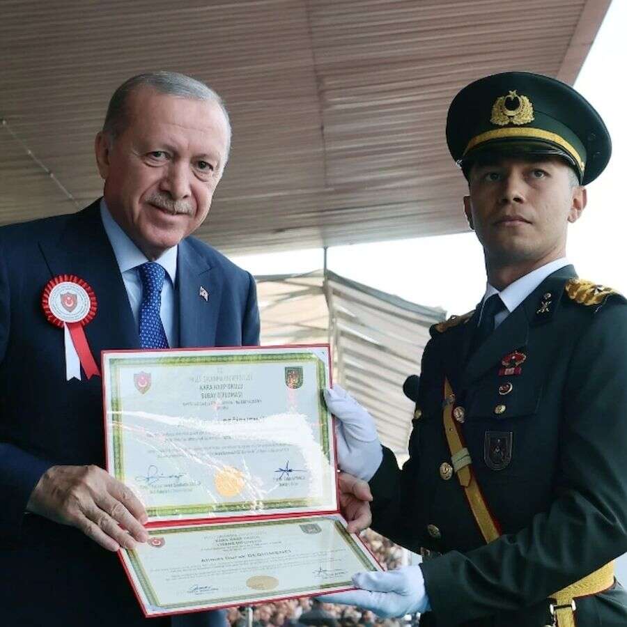 28 Şubat'çıları kahreden görüntü! Kara Harp Okulu birincisi İmam Hatip'ten çıktı, Cumhurbaşkanı Erdoğan diplomasını verdi