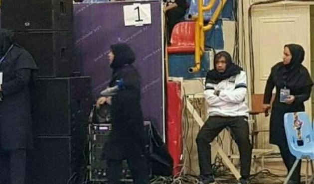 Takım hocası maçı izlemek için kadın kılığına girdi!