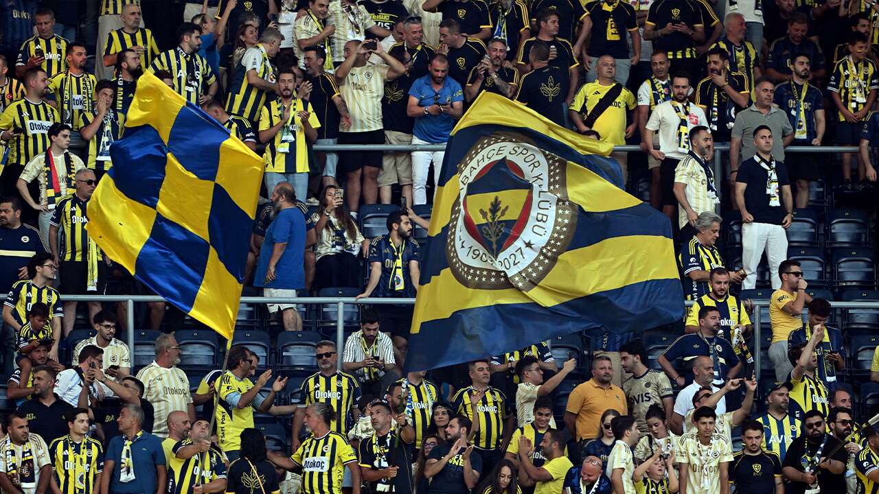 Tribünde kalp krizi geçiren Fenerbahçe taraftarı hayatını kaybetti