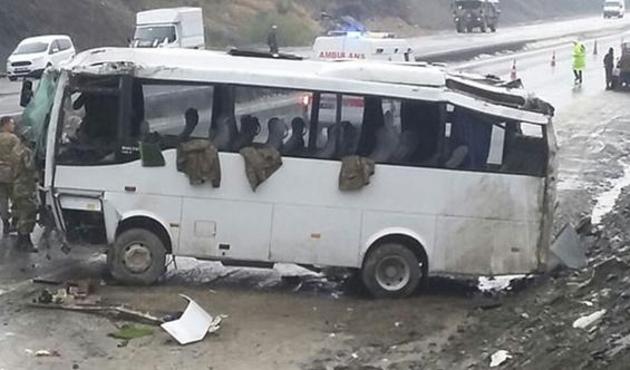Askerleri taşıyan minibüs devrildi: 16 yaralı