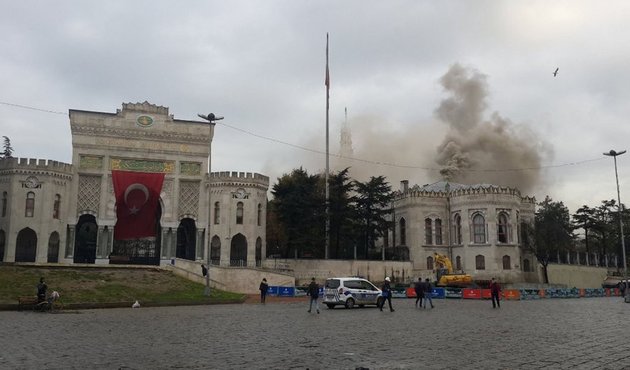 İstanbul Üniversitesi'nde korkutan yangın! Altından bakın ne çıktı... / VİDEO