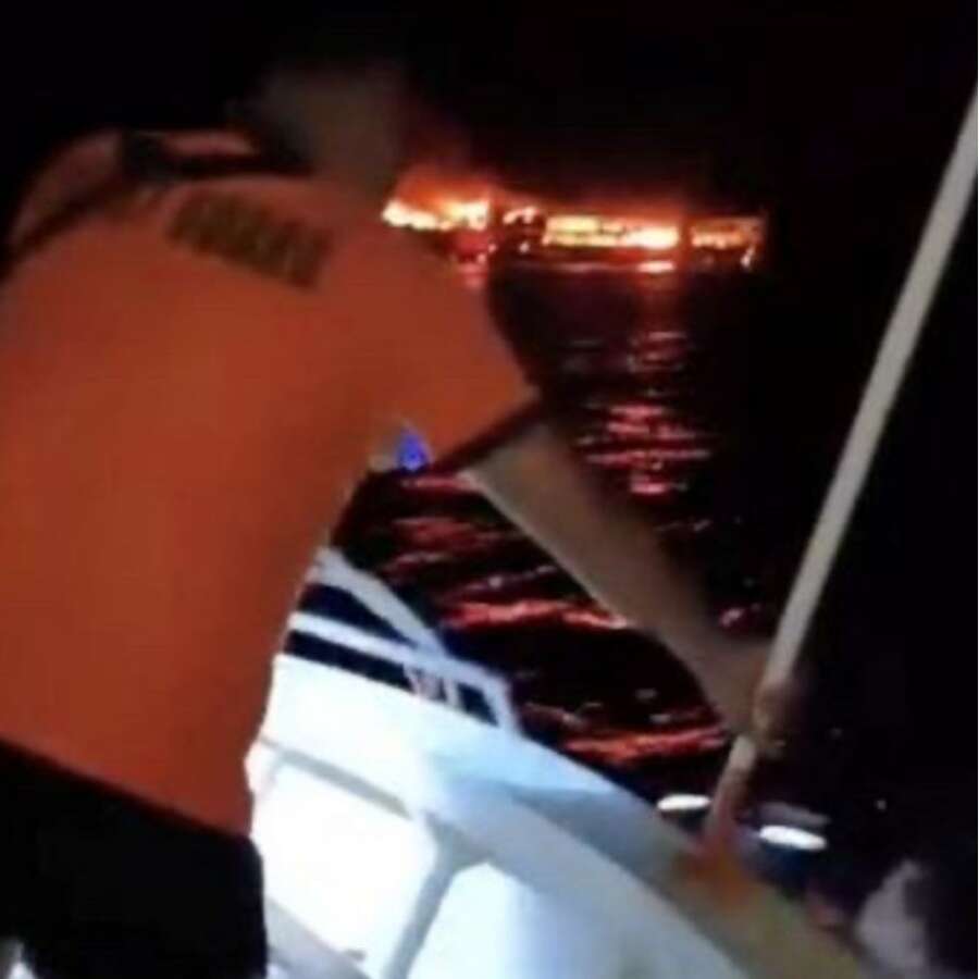 Filipinler'de yolcu feribotunda çıkan yangında 5 kişi hayatını kaybetti, 87 kişi kayboldu