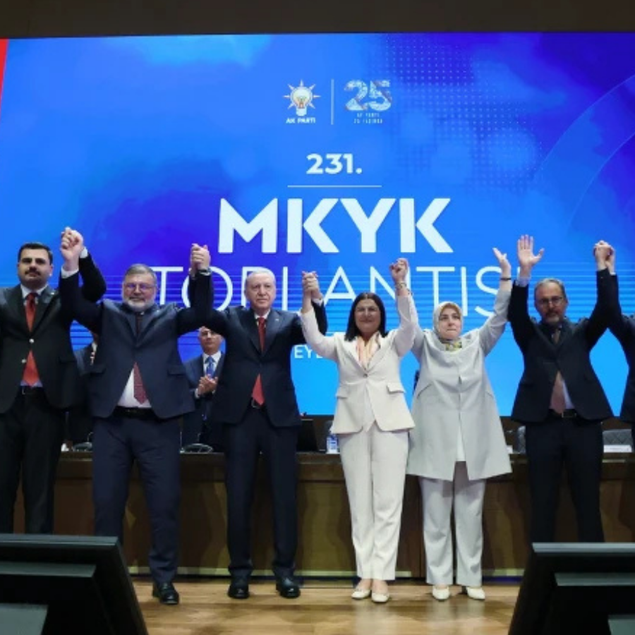 Biri İzmir'den 4 belediye AK Parti'ye katıldı! Başkanların rozetlerini Erdoğan taktı
