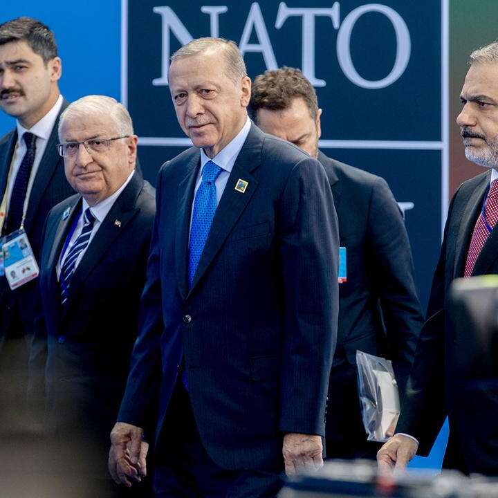 Erdoğan, NATO liderlerine verilen hediye ile ilgili konuştu: Tavan yaptırdık!