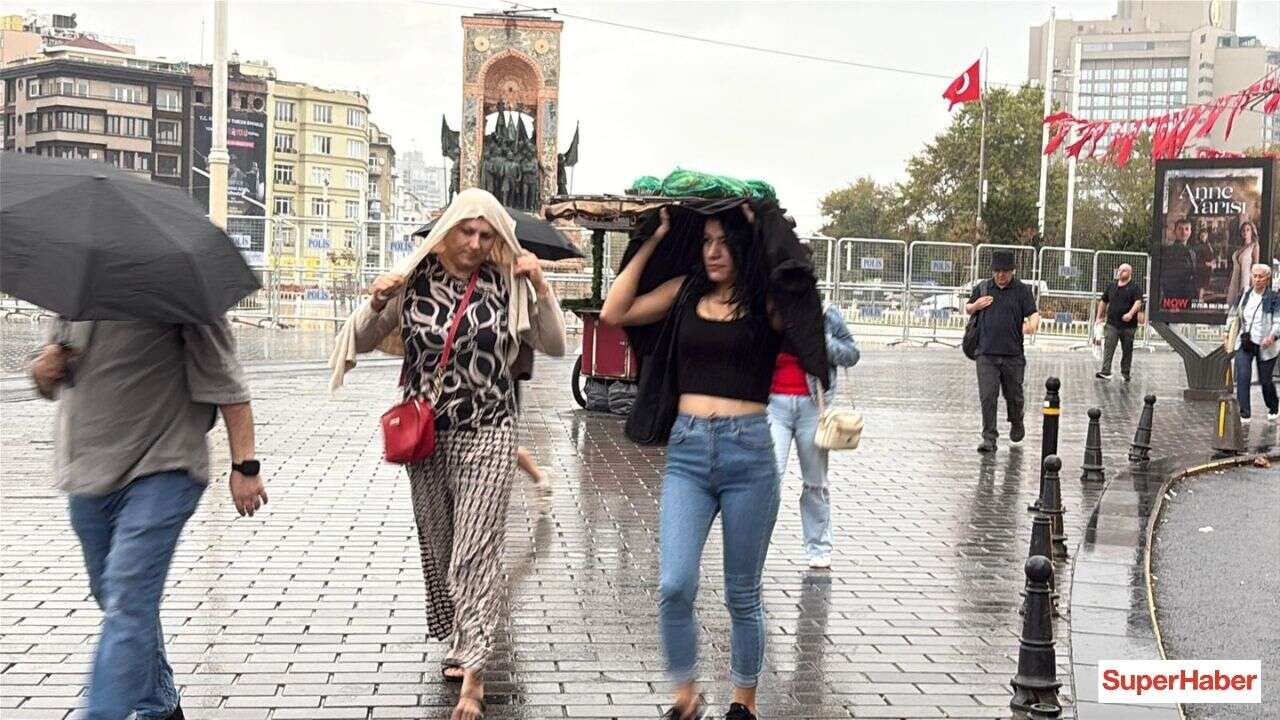 İstanbul'da sonbahar havası: Yağmur vatandaşları hazırlıksız yakaladı