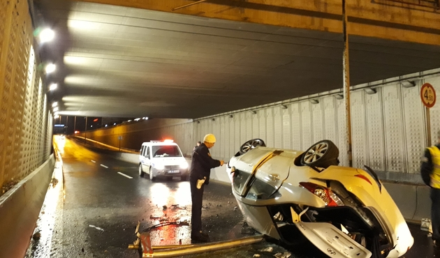 Köprülü kavşaktan alt yola uçtu: 2 yaralı...