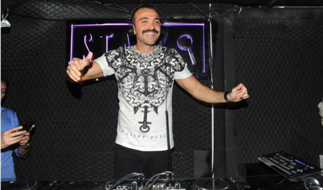 Dj kabinine oturan Okan Kurt coşturdu!