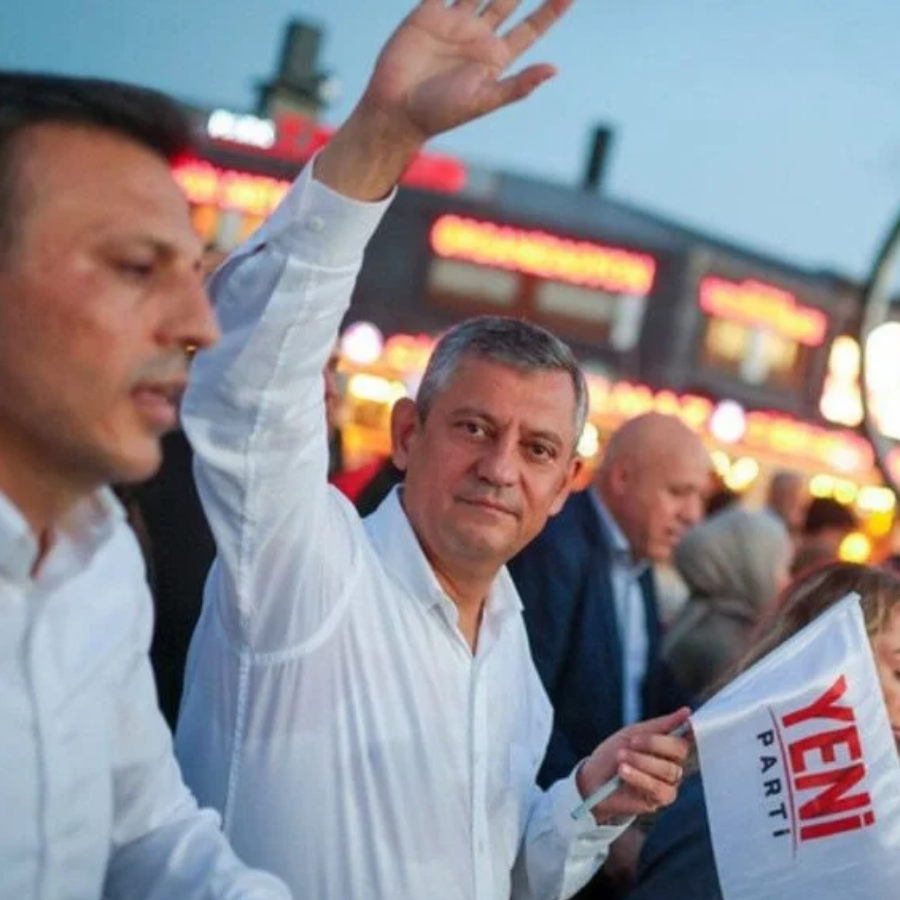 Zülfü Livaneli kızdı, Özgür Özel miting müziğini değiştirdi! Bakın hangi şarkıyı çaldılar
