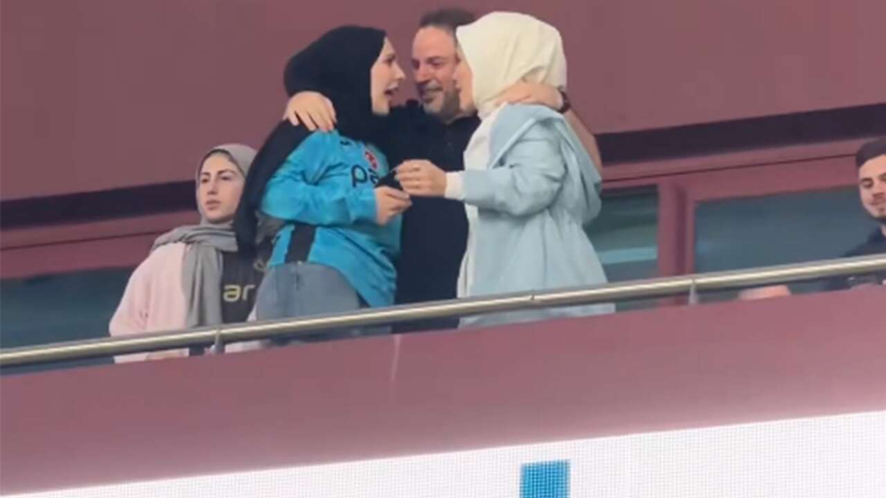 Berat Albayrak ve Esra Albayrak’tan Salah tezahüratı