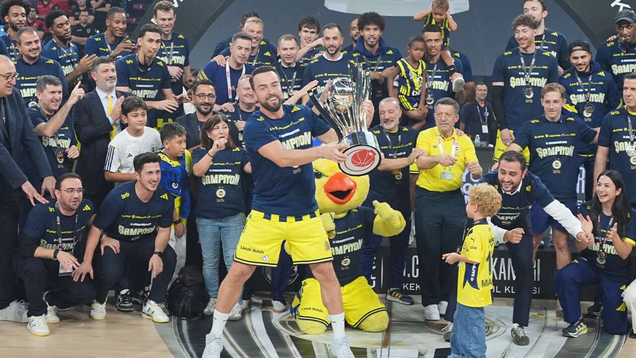 Beşiktaş'ın yenen Fenerbahçe, şampiyon oldu