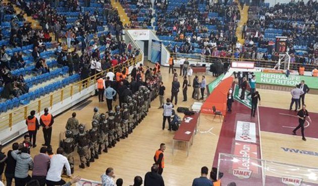 Trabzonspor - Fenerbahçe maçında olay çıktı!