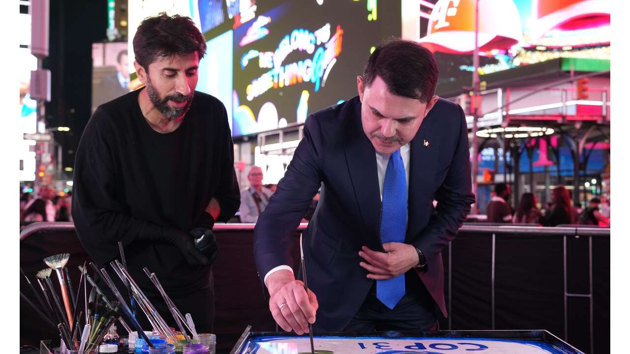 Murat Kurum'dan Times Meydanı'nda 'ebru' sürprizi!