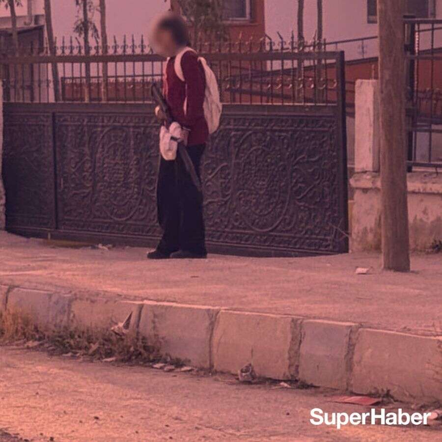 Van'da okulda panik anları! Elinde silahla gelen öğrenci böyle görüntülendi