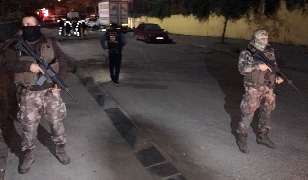 Bağcılar'da okul önünde çatışma: Öğrenci ve veliler yaralandı...