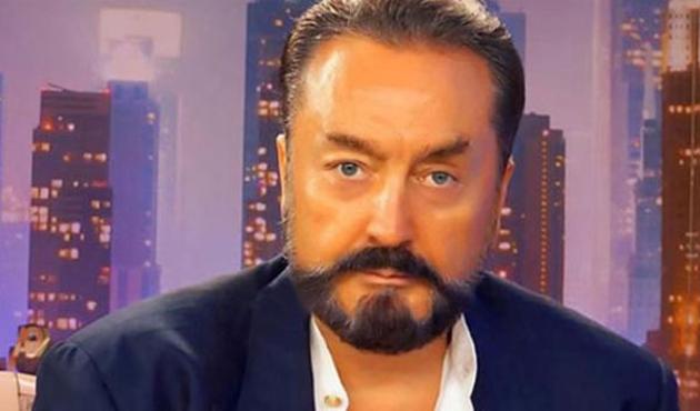 Adnan Oktar ve 17 bikinili 'kedicik' poz verdi!