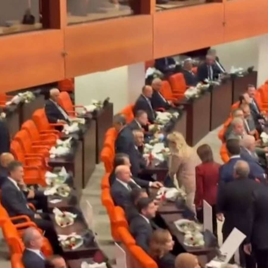 Milletin Meclisinde saygısızlık... Yeni Parti'den ucuz protesto: Erdoğan konuşurken salonu terk ettiler!