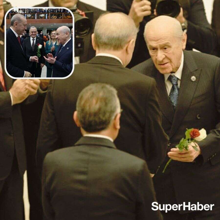 Devlet Bahçeli, Cumhurbaşkanı Erdoğan'a kırmızı ve beyaz gül takdim etti
