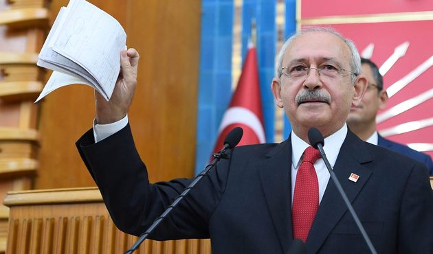 Elinde salladığı belgelerin aslında ne olduğu bugün ortaya çıktı!