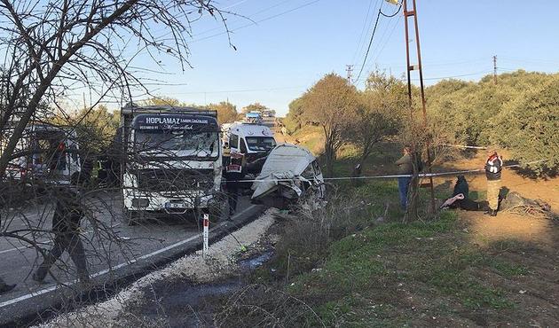 Hatay’da facia: Kaçak göçmen minibüsü kamyon ile çarpıştı!