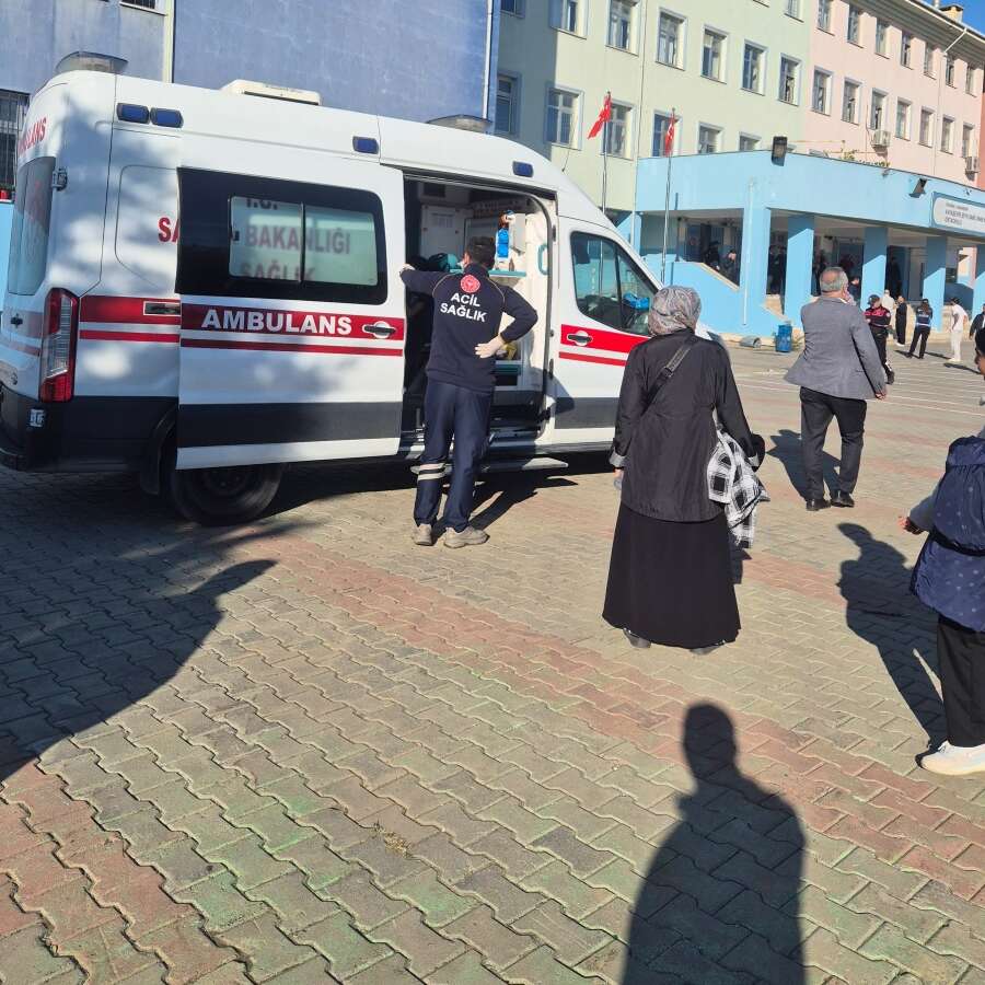 İstanbul Başakşehir'deki Şeyh Şamil İmam Hatip Ortaokulu'nda bıçaklı saldırı! Acı haber geldi: Yaralı öğrencilerden biri hayatını kaybetti