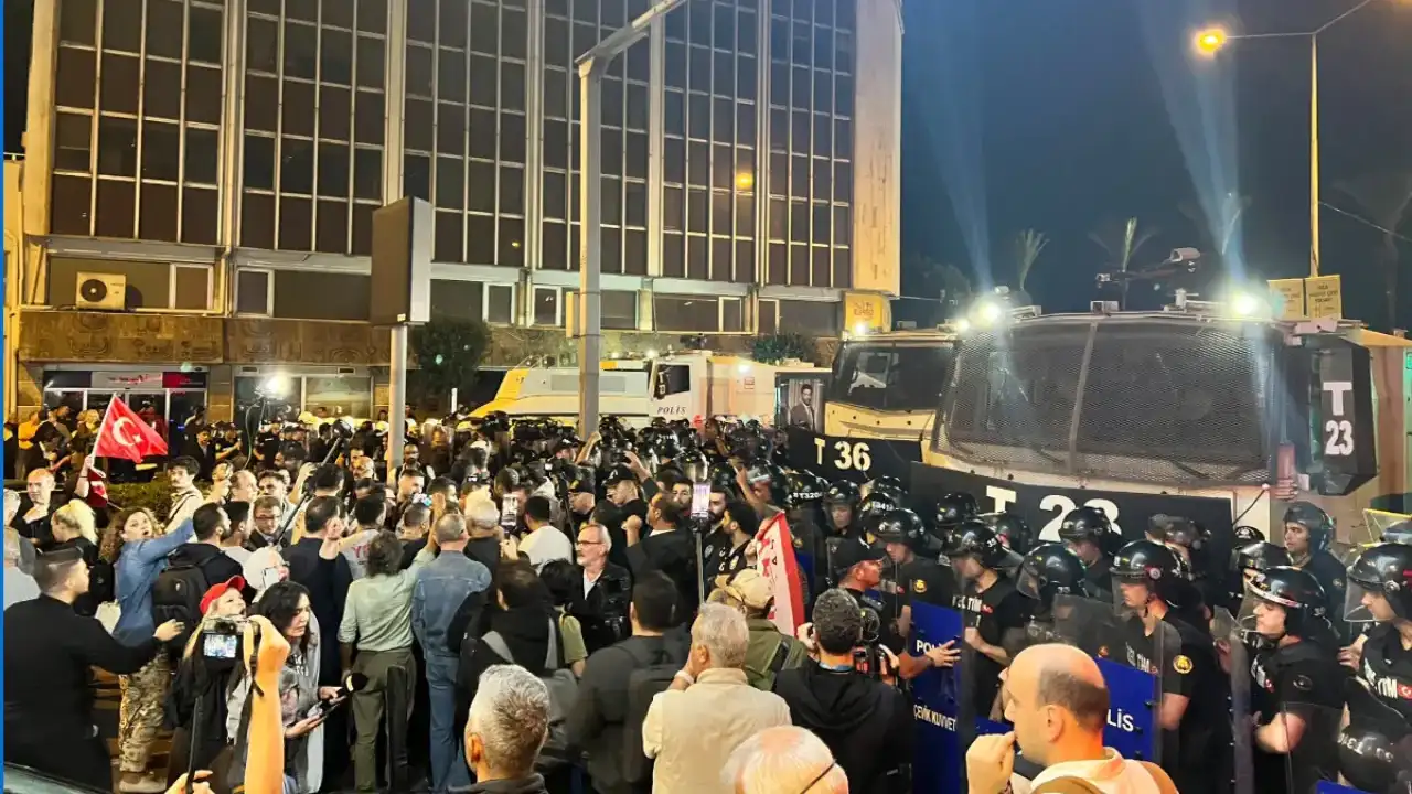 3 partinin çağrısı ancak bu kadar doldurdu: Bir avuç azınlık Cemil Tugay'ı hedef aldı!