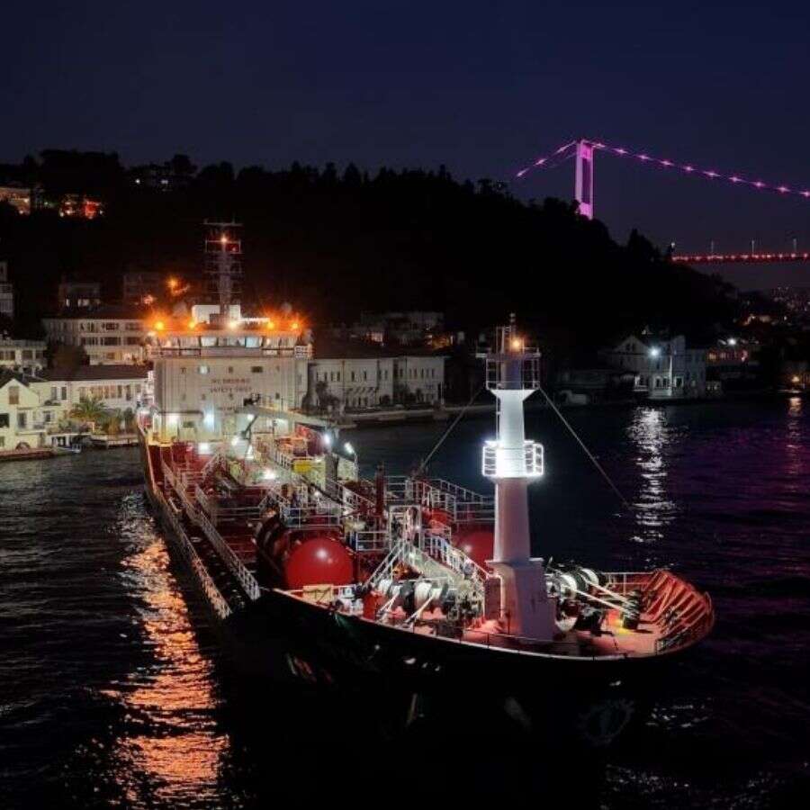 İstanbul Boğazı’nda facianın eşiğinden dönüldü: Kimyasal madde taşıyan tanker kıyıya metreler kala durabildi