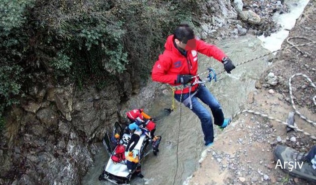 Son dakika... Rize'de otomobil Fırtına deresine uçtu!