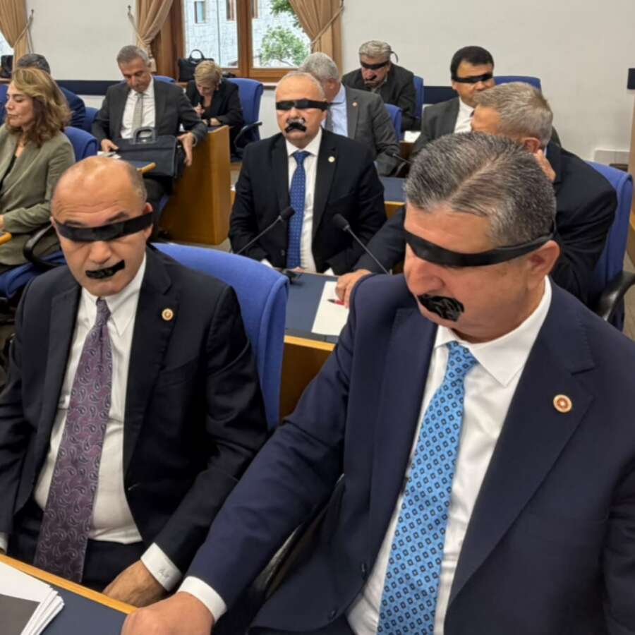 Yeni Parti milletvekilleri Halk TV'ye kayyum atanmasını protesto etti: Siyah bantlı bir tuhaf eylem!