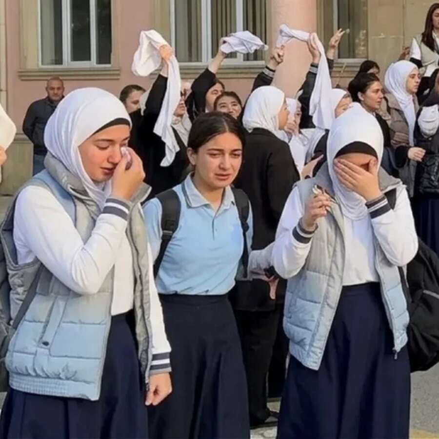 Azerbaycan'da başörtülü-başörtüsüz omuz omuza: Okul kapılarında tarihi dayanışma!