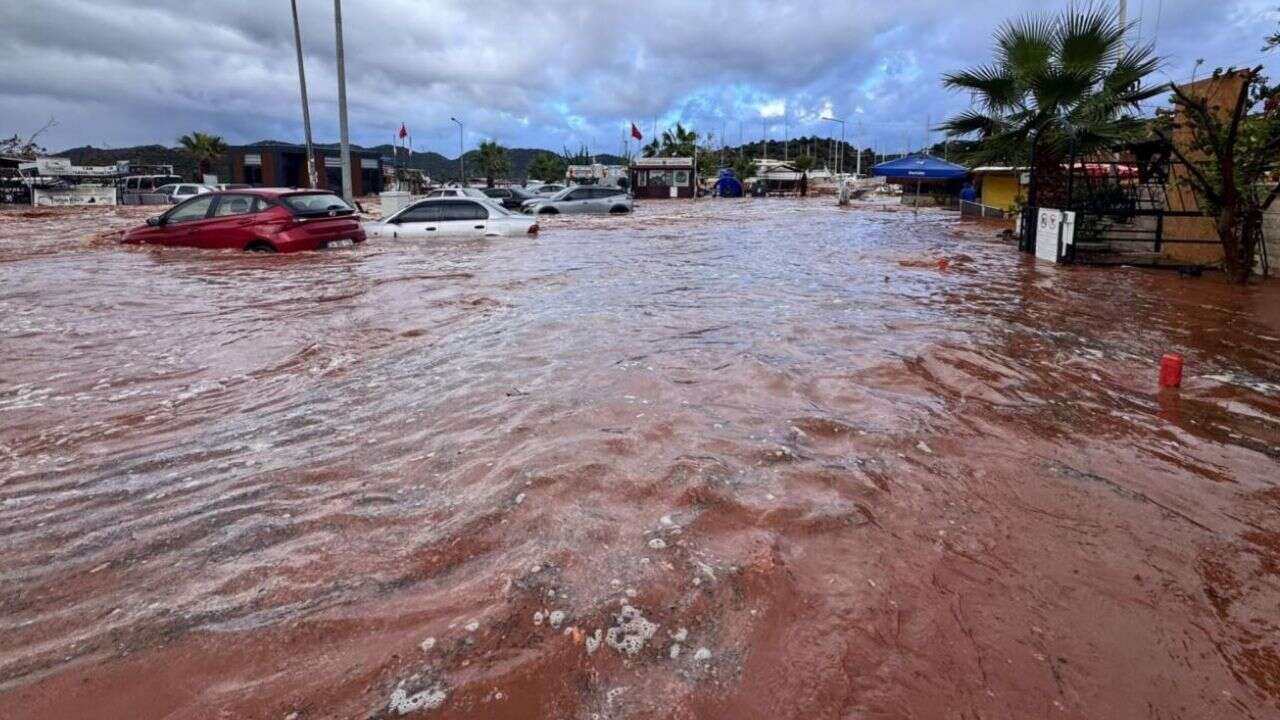 Antalya’da sağanak etkili oldu! Mahsur kalan 22 kişi kurtarıldı