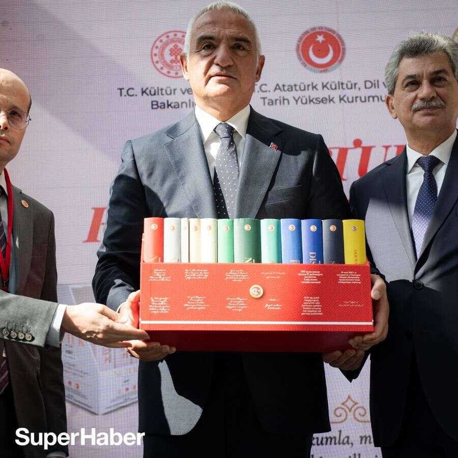 Bakan Ersoy "Nutuk Külliyatı Projesi"ni tanıttı! Nutuk 8 dilde basıldı