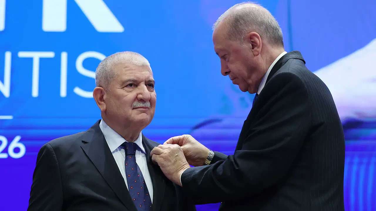 Yeni Yol Partisi'nden istifa eden Cemalettin Kani Torun, AK Parti'ye katıldı! Rozetini Erdoğan taktı... Meclis'te dengeler değişti