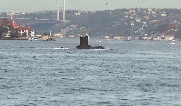 İstanbul Boğazı'ndan geçip Karadeniz'e açıldı! VİDEO