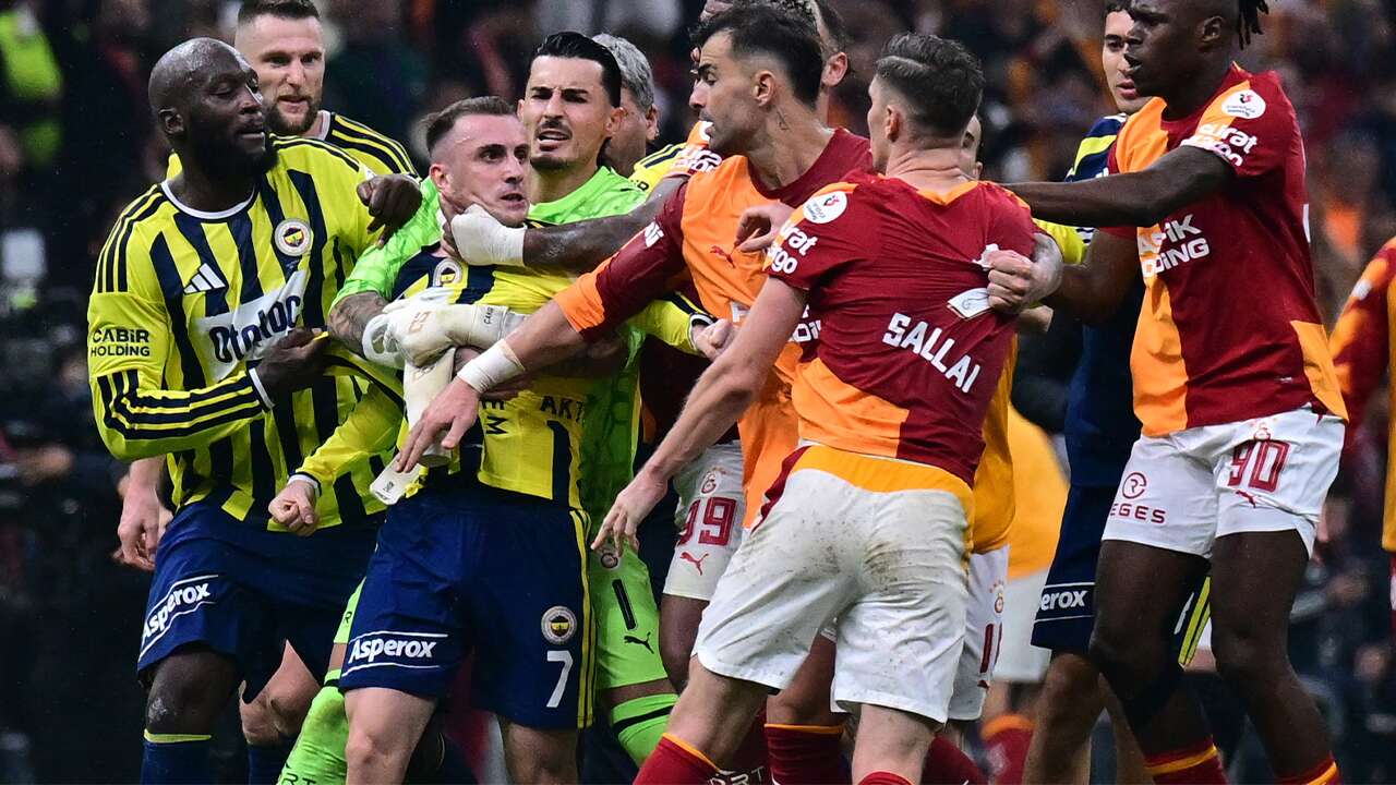 Derbi bitti saha karıştı! Kerem'le Sallai arasında kavga