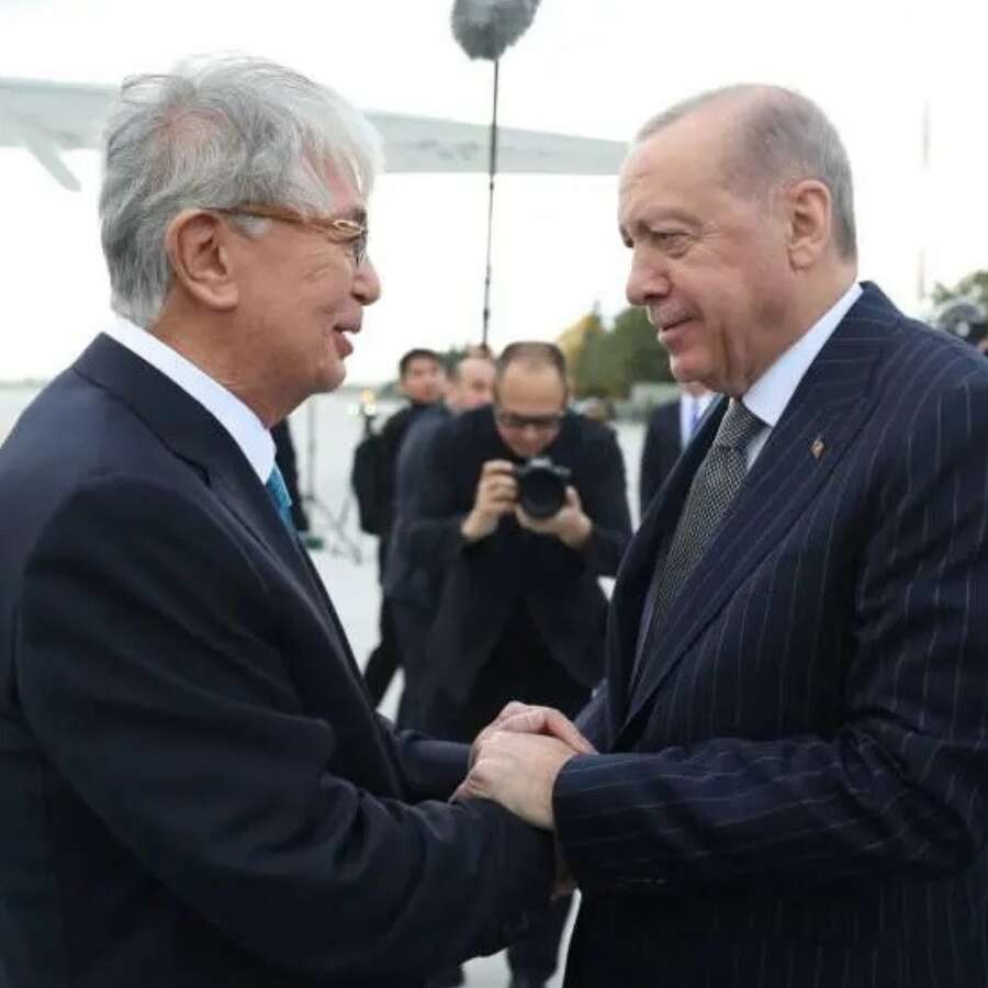 Erdoğan'dan Tokayev'e sıcak karşılama! 21 pare top atışı yapıldı