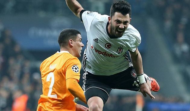 Derbide şok olay! Yıldız futbolcu bayıldı...