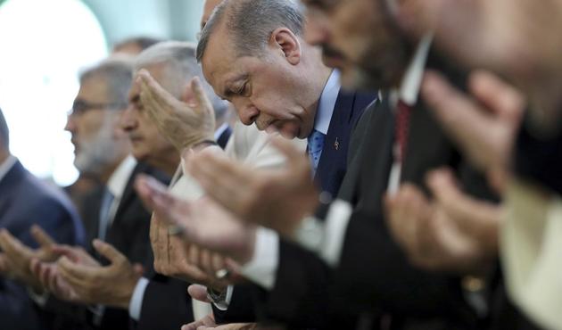 Lafını sakınmadı, adres belli: Kimi eski Cumhurbaşkanıdır, kimi eski Başbakandır...
