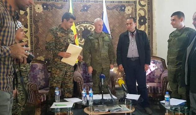 Suriye'de skandal görüntü! Rus komutan YPG paçavrası önünde açıklama yaptı...