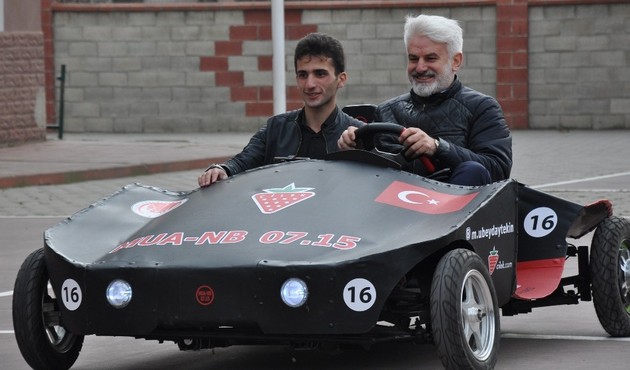 17 yaşındaki liseliler güneş enerjisi ile çalışan araba yaptılar! Adını 15 temmuz koydular...