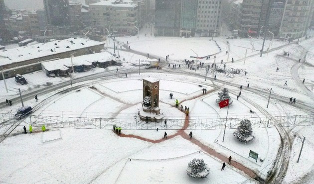 Kar İstanbul'un kapısına dayandı! İşte kritik saat...